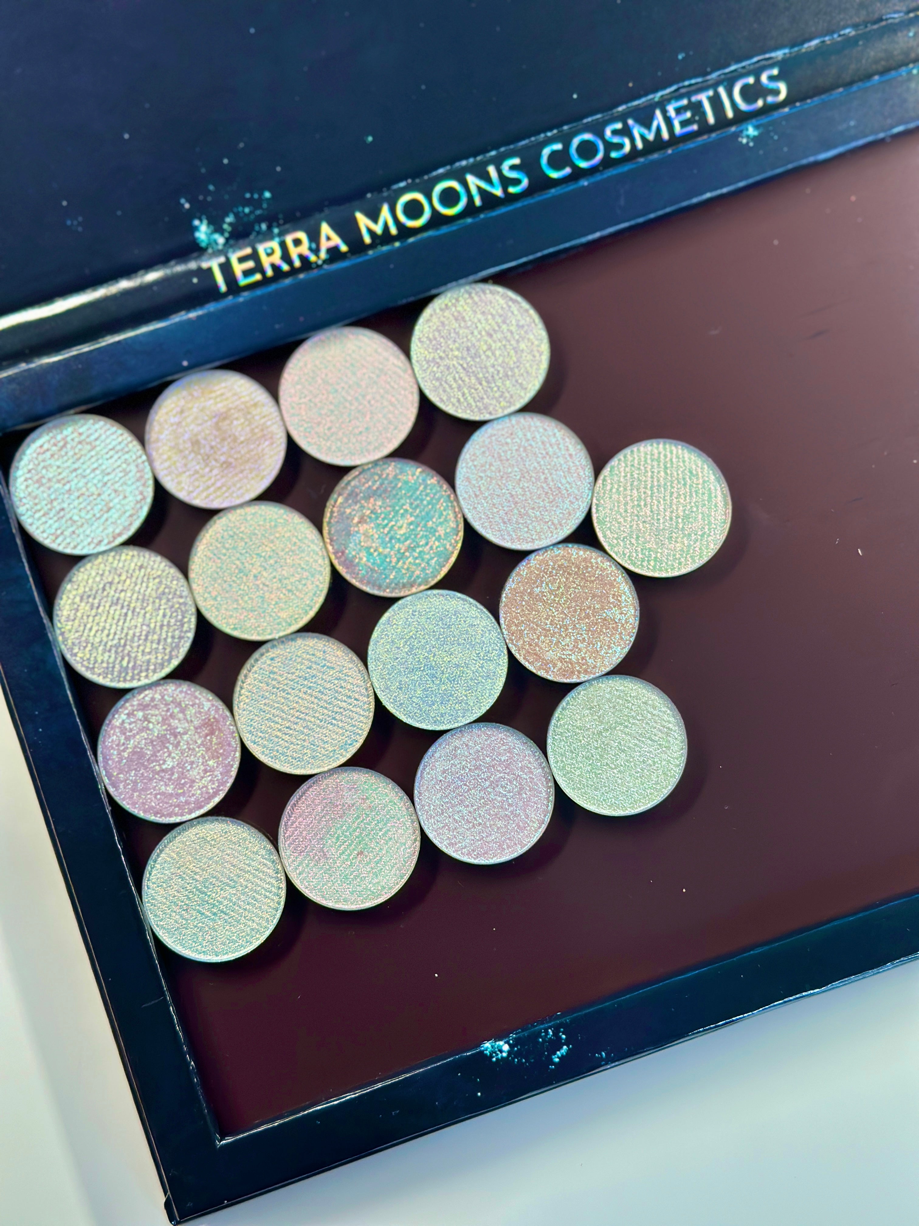 新しい到着 Alchemy Light Iridescent Bundle Shadow アイシャドウ